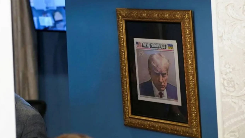 ABD Başkanı Trump'ın sabıka fotoğrafı Oval Ofis'in girişine asıldı