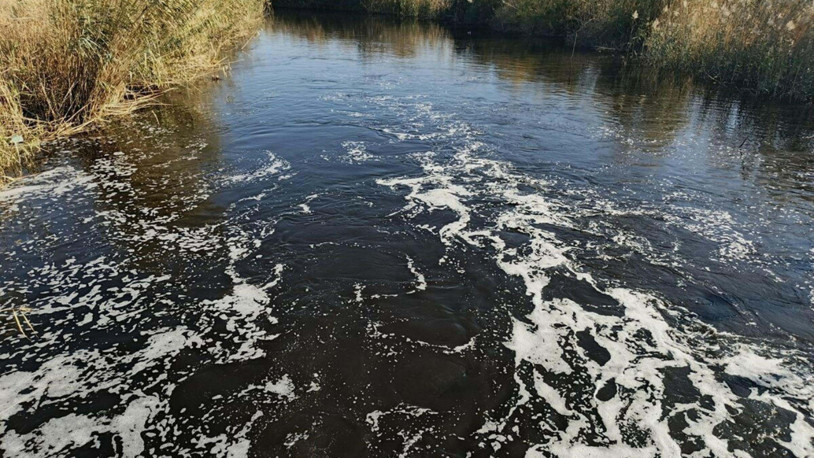 Büyük Menderes Nehri kirlilik nedeniyle siyaha büründü