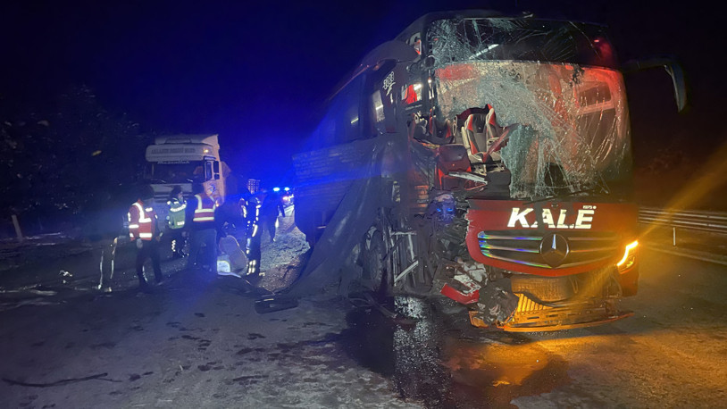 Bolu'da yolcu otobüsünün tıra çarpması sonucu 6 kişi yaralandı