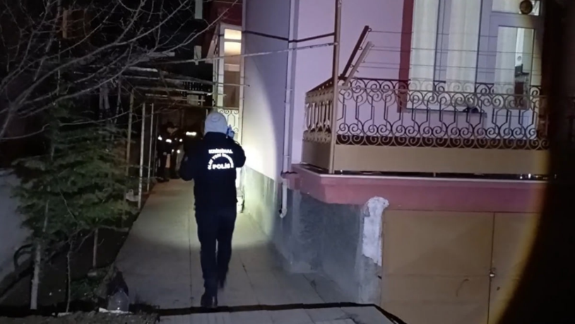 Evde ölü bulundu, misafirliğe gelen arkadaşı gözaltına alındı