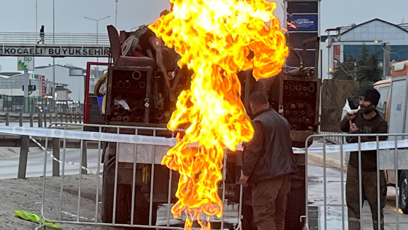 Yanan metan gazının 500 metre ilerisinde gaz açığa çıktı; gaz kontrollü şekilde alevlendirildi