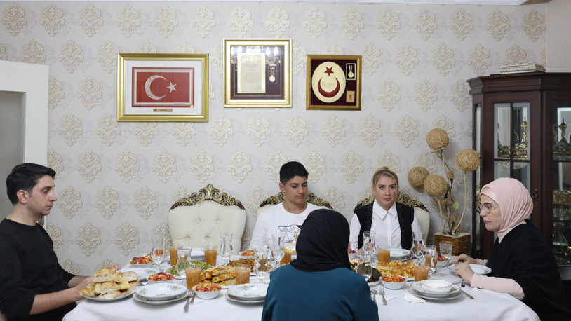 Emine Erdoğan, iftarda 15 Temmuz şehidi Sayın'ın ailesinin misafiri oldu