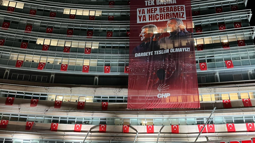CHP Genel Merkezi'ne Türk bayrakları asıldı
