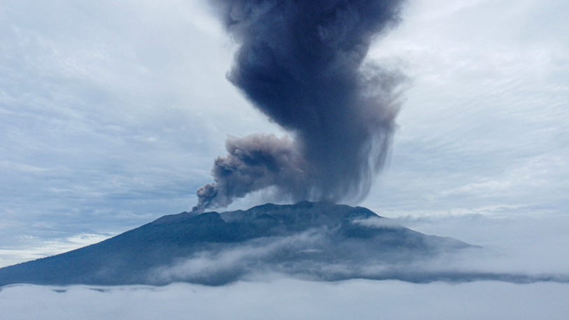 Endonezya'daki Marapi Yanardağı yeniden faaliyete geçti