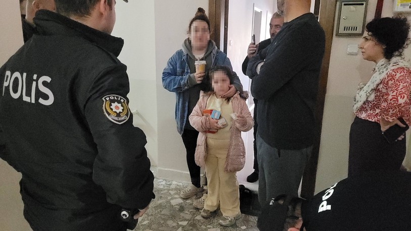 Evde yalnız kalan çocuğun yardım çığlığı, ekipleri harekete geçirdi