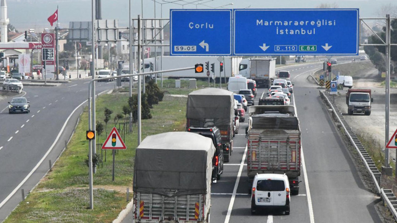 Tekirdağ-İstanbul kara yolunda araç yoğunluğu başladı
