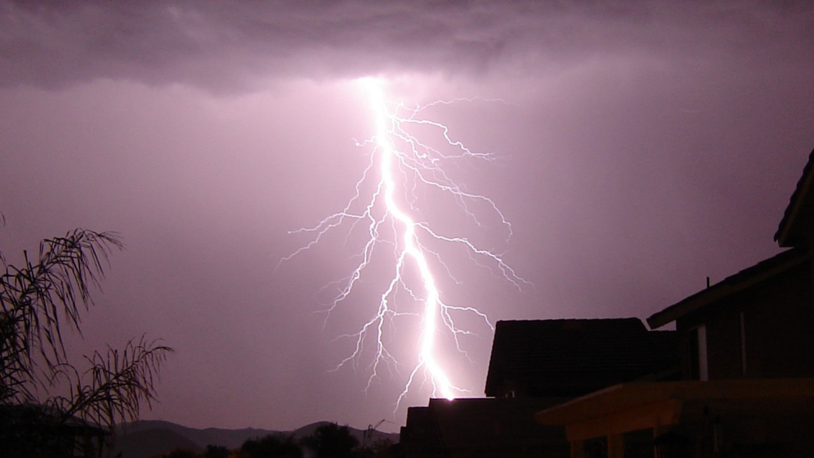 Hindistan'da yıldırım düştü: 8 ölü