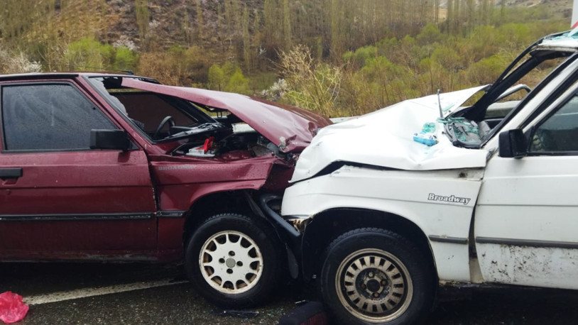 Kars'ta iki otomobilin çarpıştığı kazada 7 kişi yaralandı