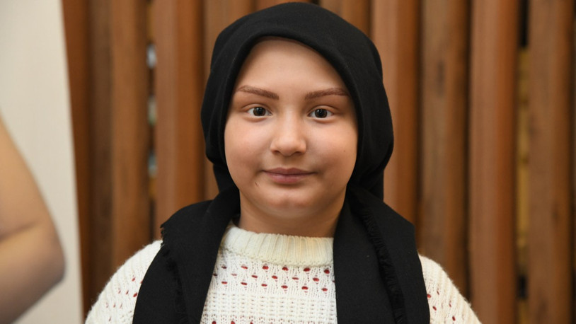 Osmaniye'de kaş, kirpik ve saçları dökülen küçük kızın tedavisini Başkan Çenet üstlendi