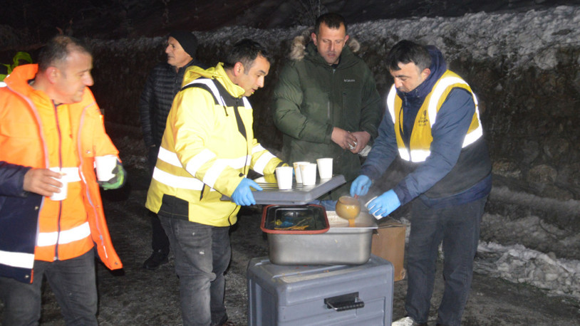 Samsun’da kar yağışı nedeniyle yolda mahsur kalanlara sıcak çorba ikram edildi