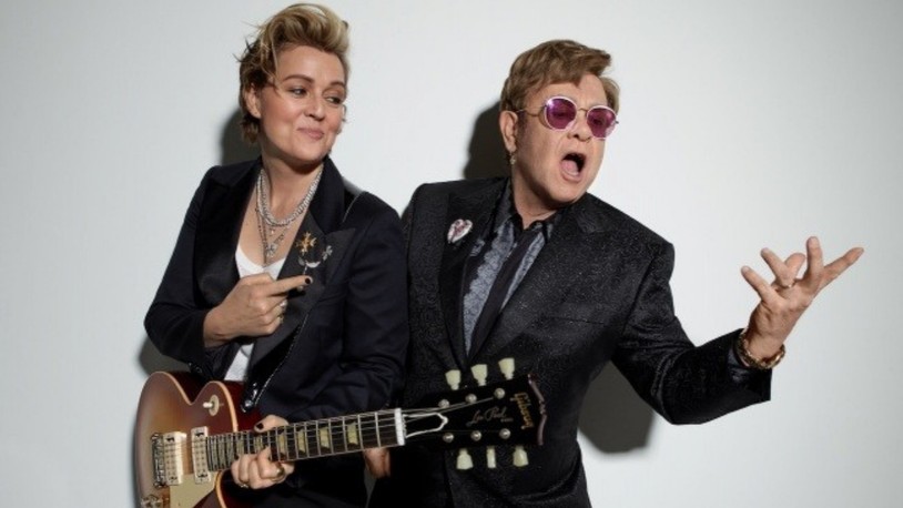 Elton John kariyerinde 10’uncu kez müzik listelerinde zirvede