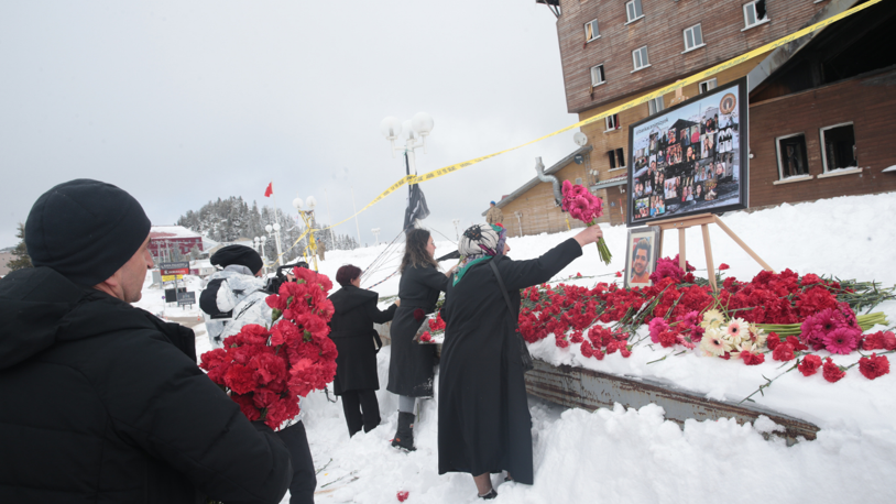 Kartalkaya'daki yangında yaşamını yitiren 78 kişi otelin önünde anıldı