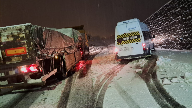 Ağrı’da eğitime kar engeli; Yolda kalan araçlar için küreme çalışması başlatıldı