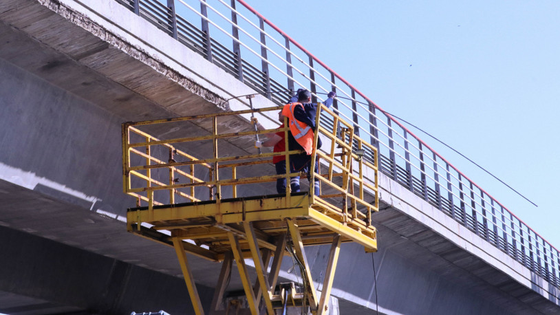 İzmir'de metro hattındaki üst geçitten dökülen beton parçaları tehlike oluşturuyor