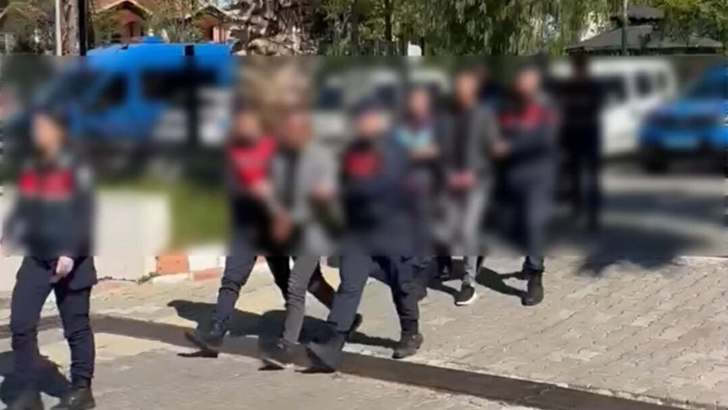 33 bin lirasını gasbettikleri kişiyi benzin döküp yakmak istediler; 2 tutuklama