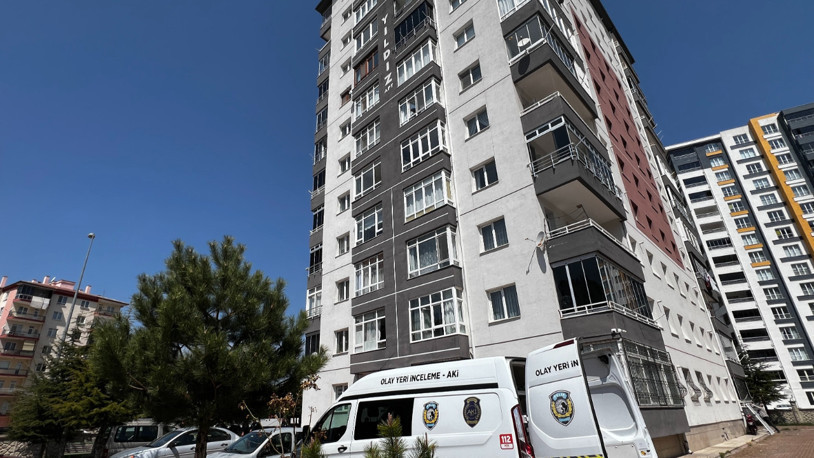 Cam silerken 4'üncü kattan düşen kadın, ağır yaralandı