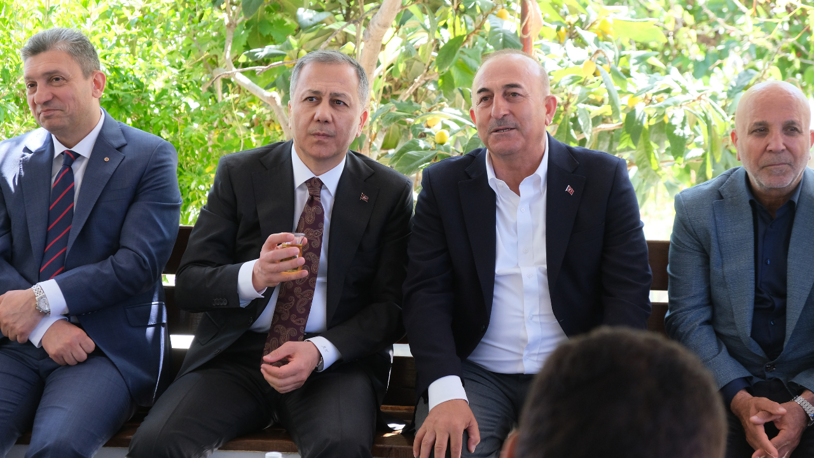 İçişleri Bakanı Yerlikaya'dan eski Dışişleri Bakanı Çavuşoğlu'na taziye ziyareti