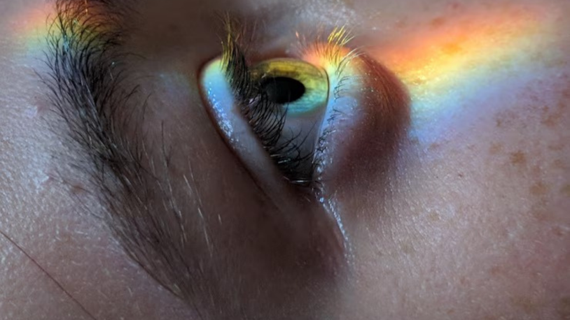 Bilim insanları, doğal yollarla algılanamayan yeni bir renk keşfetti