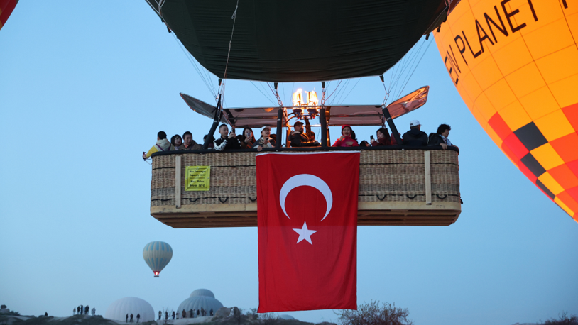 Kapadokya'da balonlara takılan Türk bayrakları gökyüzünde dalgalandı