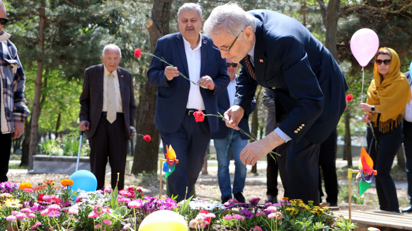Kartalkaya'daki otel yangınında ölen çocuklar mezarları başında anıldı