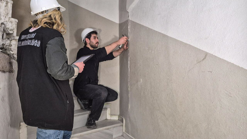 Başakşehir'de Çevre, Şehircilik ve İklim Değişikliği Bakanlığı ekiplerinden hasar tespit çalışması