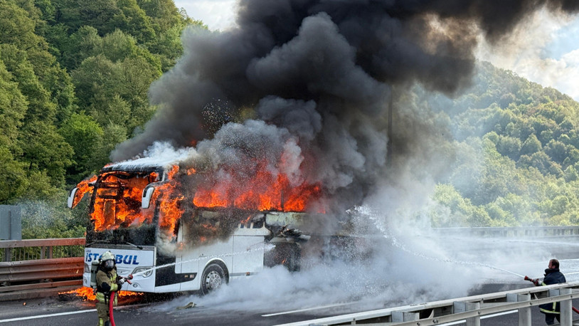 Anadolu Otoyolu'nun Düzce kesiminde seyir halindeki otobüste çıkan yangın söndürüldü