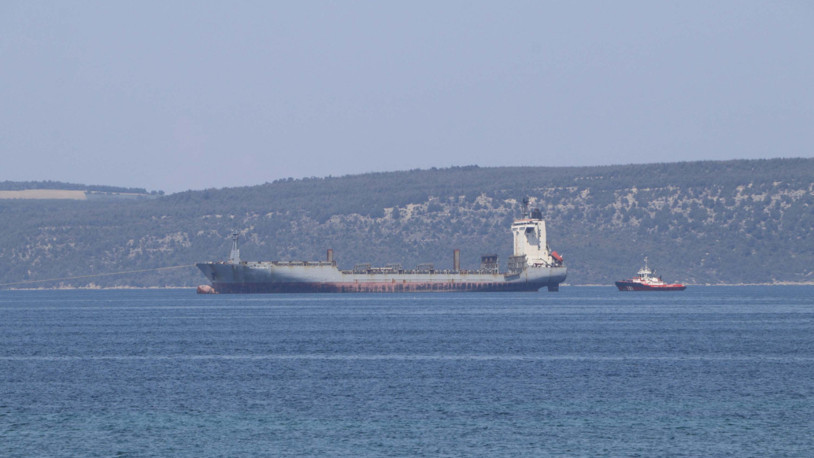 Çanakkale Boğazı'ndaki arızalı gemi, römorkör tarafından çekildi