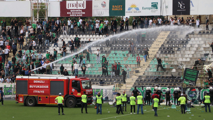 Denizlispor ilk kez amatöre düştü, taraftar stadı yaktı