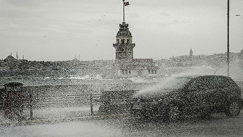Valilik ve AKOM uyarmıştı... İstanbul'da fırtına etkili oluyor
