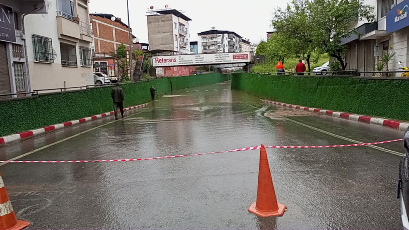 Aydın’da sağanak yağış yaşamı olumsuz etkiledi; alt geçit su doldu