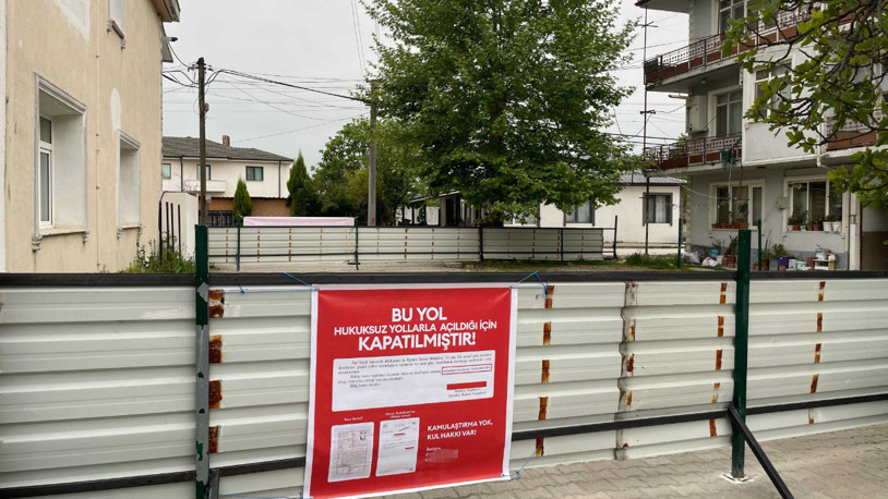 Arsa sahipleri, 25 yıl önce kamulaştırma yapılmadığını öne sürüp yolu kapattı