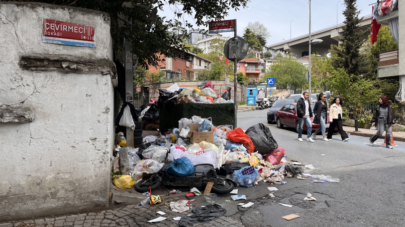 Beşiktaş'ta toplanmayan çöpler vatandaşları ve esnafı rahatsız ediyor