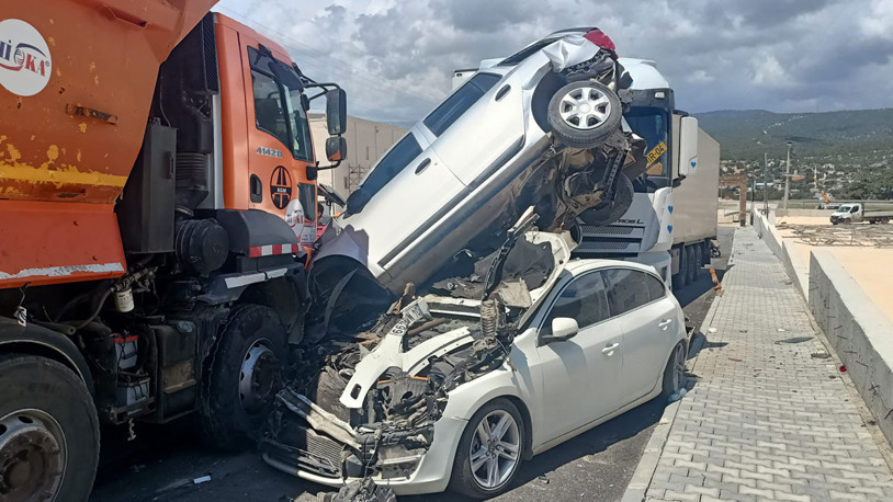 Mersin'de sürücüsünün kontrolünden çıkan kamyon sanayi girişindeki 15 araca çarptı