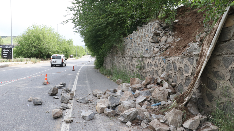 Diyarbakır’da yol kenarındaki istinat duvarında kısmi çökme