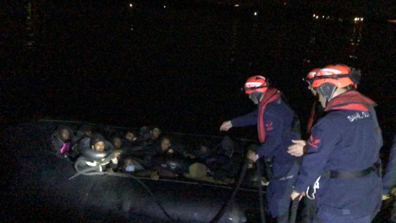 İzmir açıklarında 48 düzensiz göçmen yakalandı