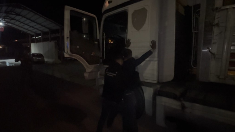 TIR'ın dorsesinde 42 kaçak göçmen yakalandı
