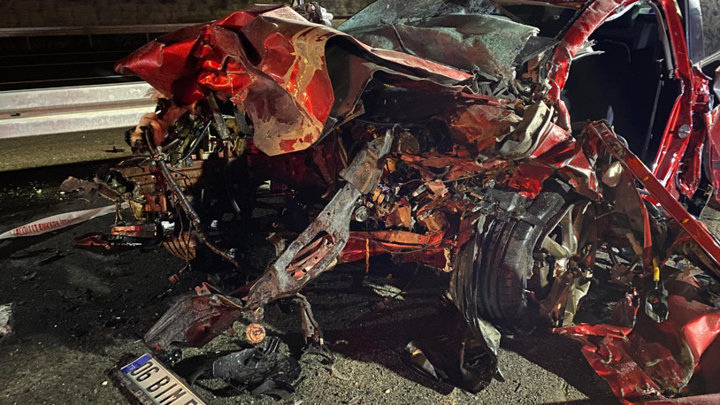 Ankara-Niğde otoyolunda iki otomobil kafa kafaya çarpıştı: 4 ölü, 1 yaralı