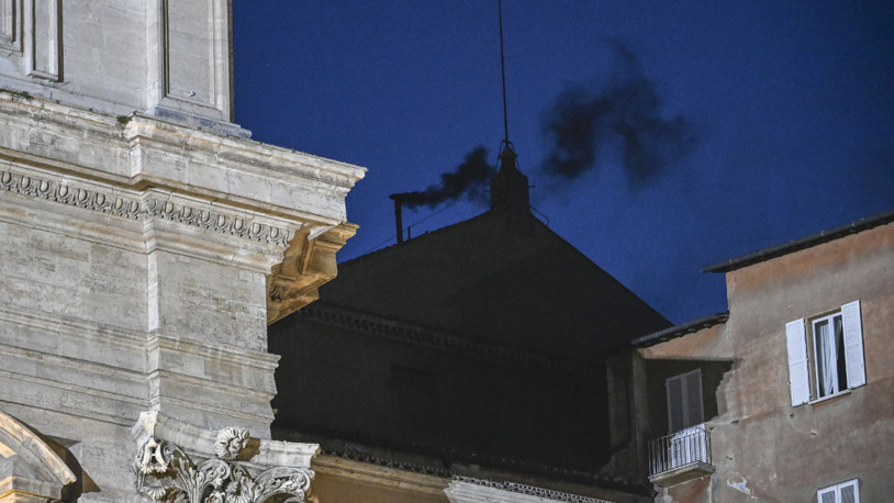 Bacadan siyah duman yükseldi: Vatikan'da yapılan ilk tur oylamada yeni papa seçilemedi