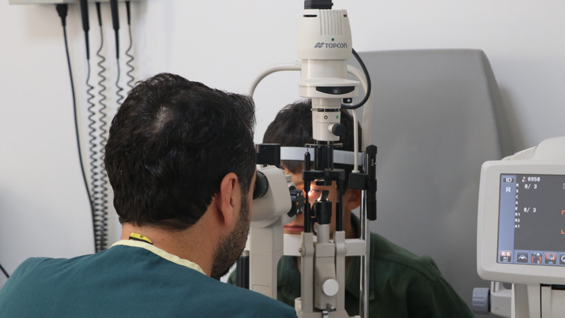 Yapıştırıcı sıçrayınca kapanan göz kapağı doktor müdahalesiyle açıldı