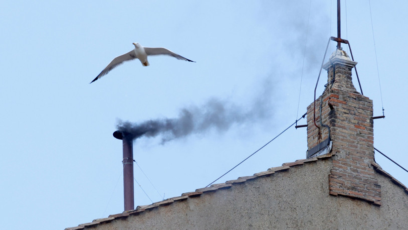 Vatikan'da bugünkü ikinci ve üçüncü tur oylamada papa seçilemedi... Bacadan siyah duman çıktı