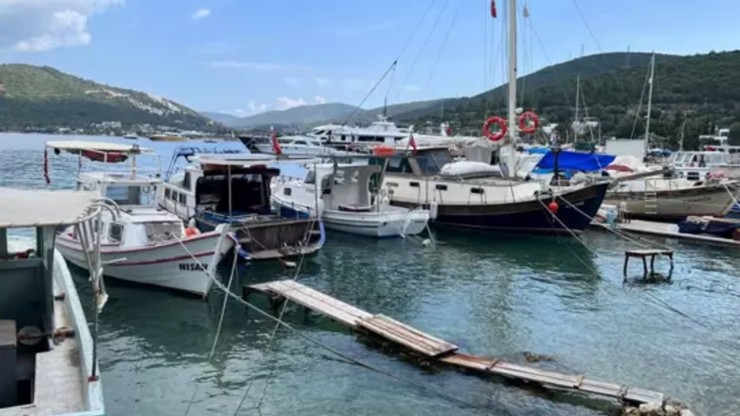 Bodrum'da izinsiz bağlanan tekneler kaldırıldı, deniz dibinden 40 ton atık çıktı