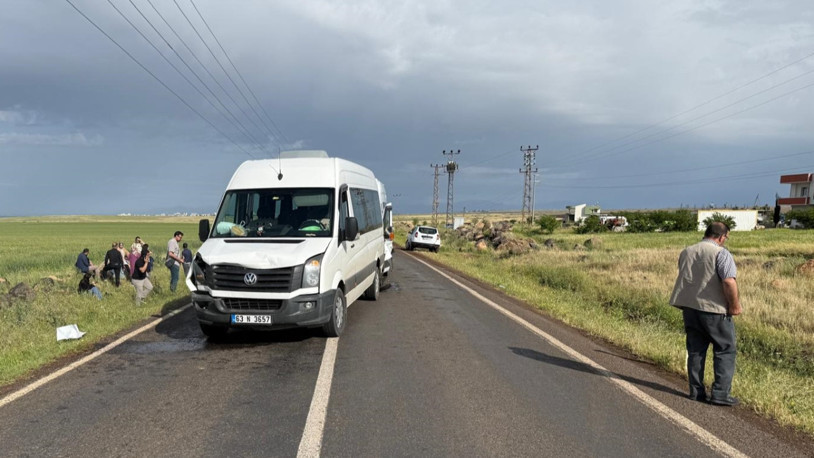 Şanlıurfa'da öğretmenleri taşıyan minibüslerin çarpıştığı kazada 28 kişi yaralandı