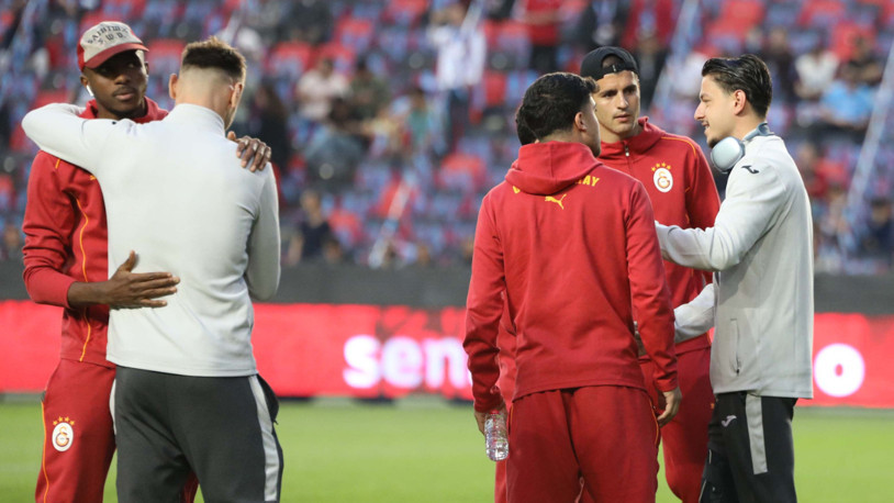 Trabzonspor ve Galatasaray oyuncuları zemini incelemeye çıktı