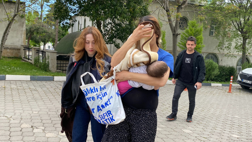 Hırsızlık şüphelisi, kucağında bebeğiyle adliyeye sevk edildi