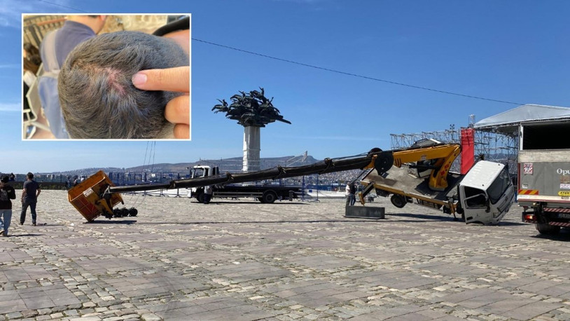 İzmir'de sahne kurulumu sırasında vinç devrildi; çalışanlar gazetecileri darbetti