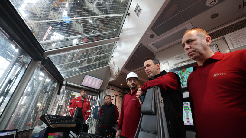 Bakan Bayraktar'dan, Karadeniz'deki sondaj gemisi Abdülhamid Han'a ziyaret