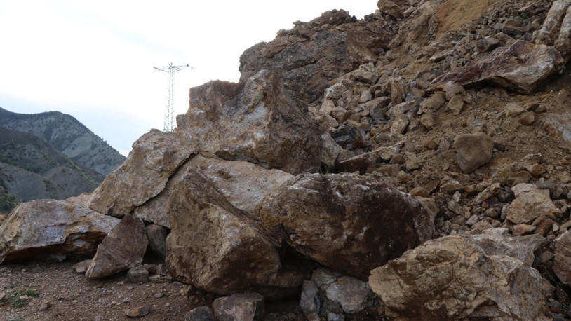 Oltu’da heyelan; dağdan kopan kaya parçaları mahallenin yolunu kapattı
