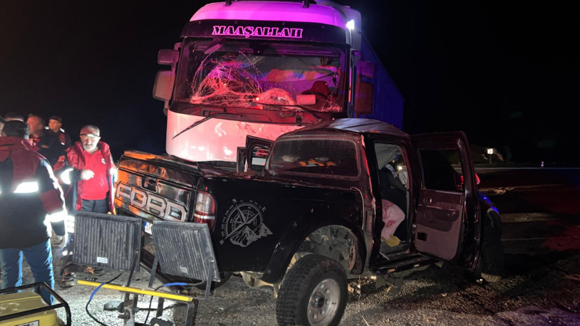 Sivas'ta tır ile çarpışan pikabın sürücüsü öldü