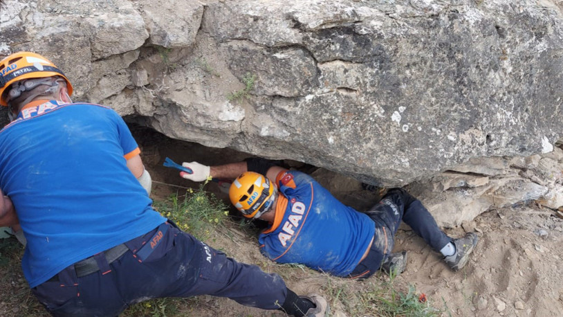 Tokat'ta, kaçak kazı yaparken üzerine devrilen kayanın altında can verdi