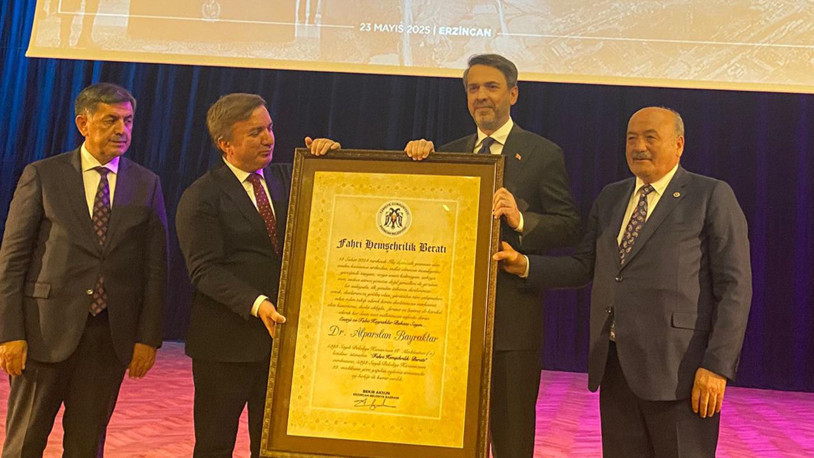 Bakan Bayraktar'a 'fahri hemşehrilik beratı' verildi